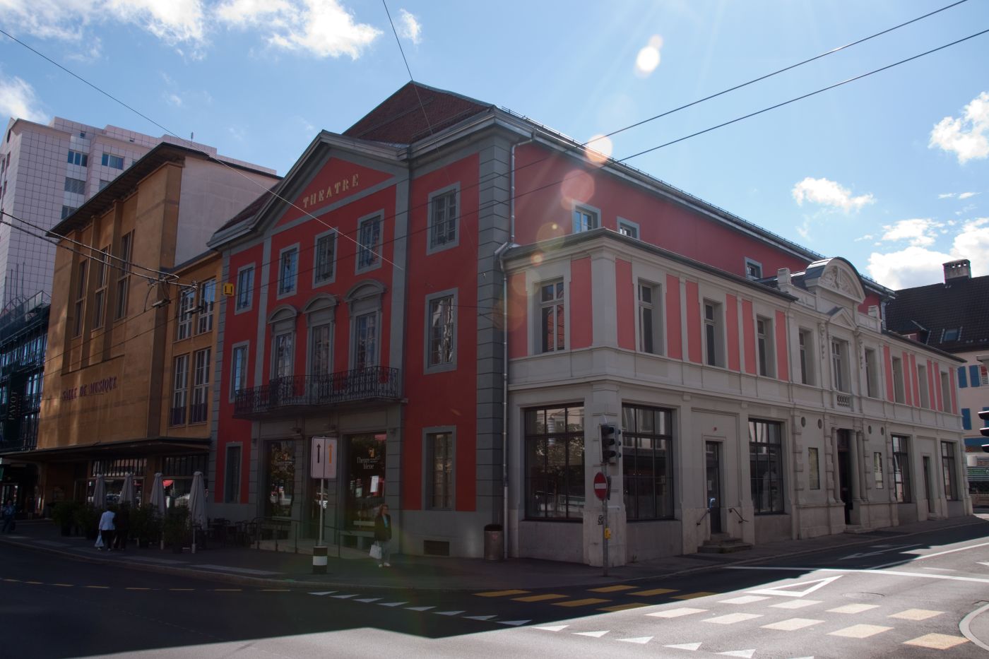 Le Théâtre et la Salle de musique de La Chaux-de-Fonds, façades rouge et ocre au coin de la rue