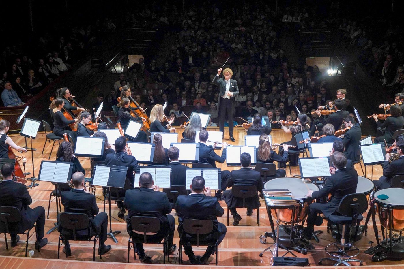 Un orchestre en concert au Victoria Hall de Genève, devant une salle comble