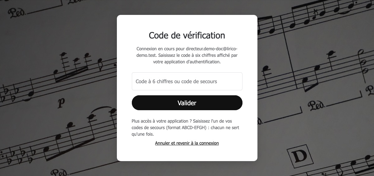 Page « Code de vérification » demandée après le mot de passe : un champ pour le code à six chiffres ou un code de secours, et le bouton « Valider ».