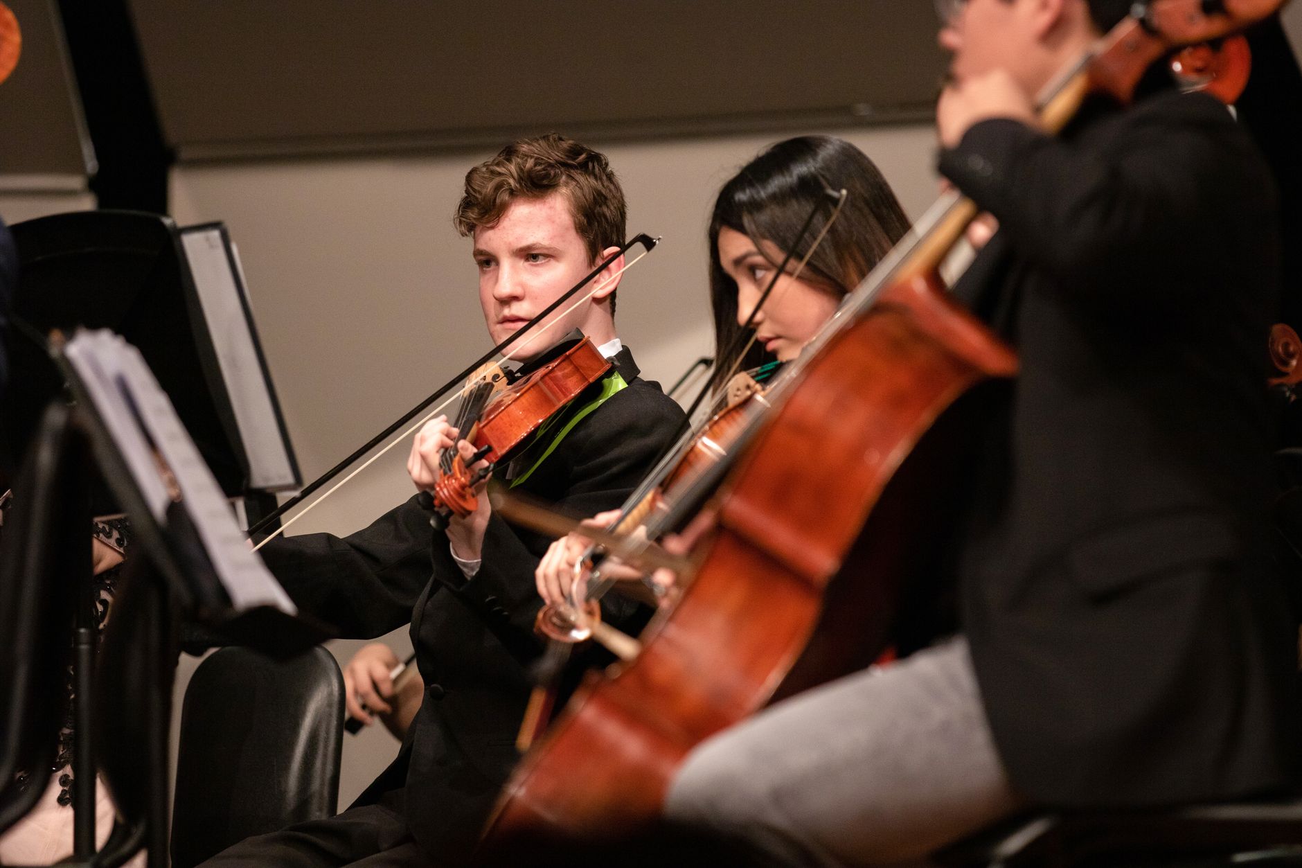 Des élèves en répétition dans une école de musique genevoise, symbole de la transmission musicale.
