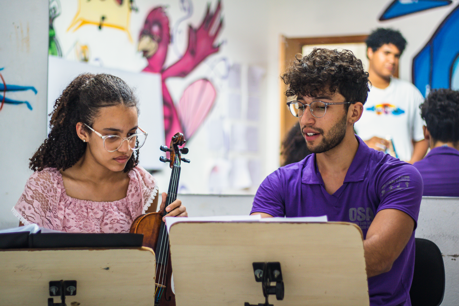Une salle de cours du Conservatoire de musique neuchâtelois, où élèves et professeurs explorent le répertoire musical ensemble.