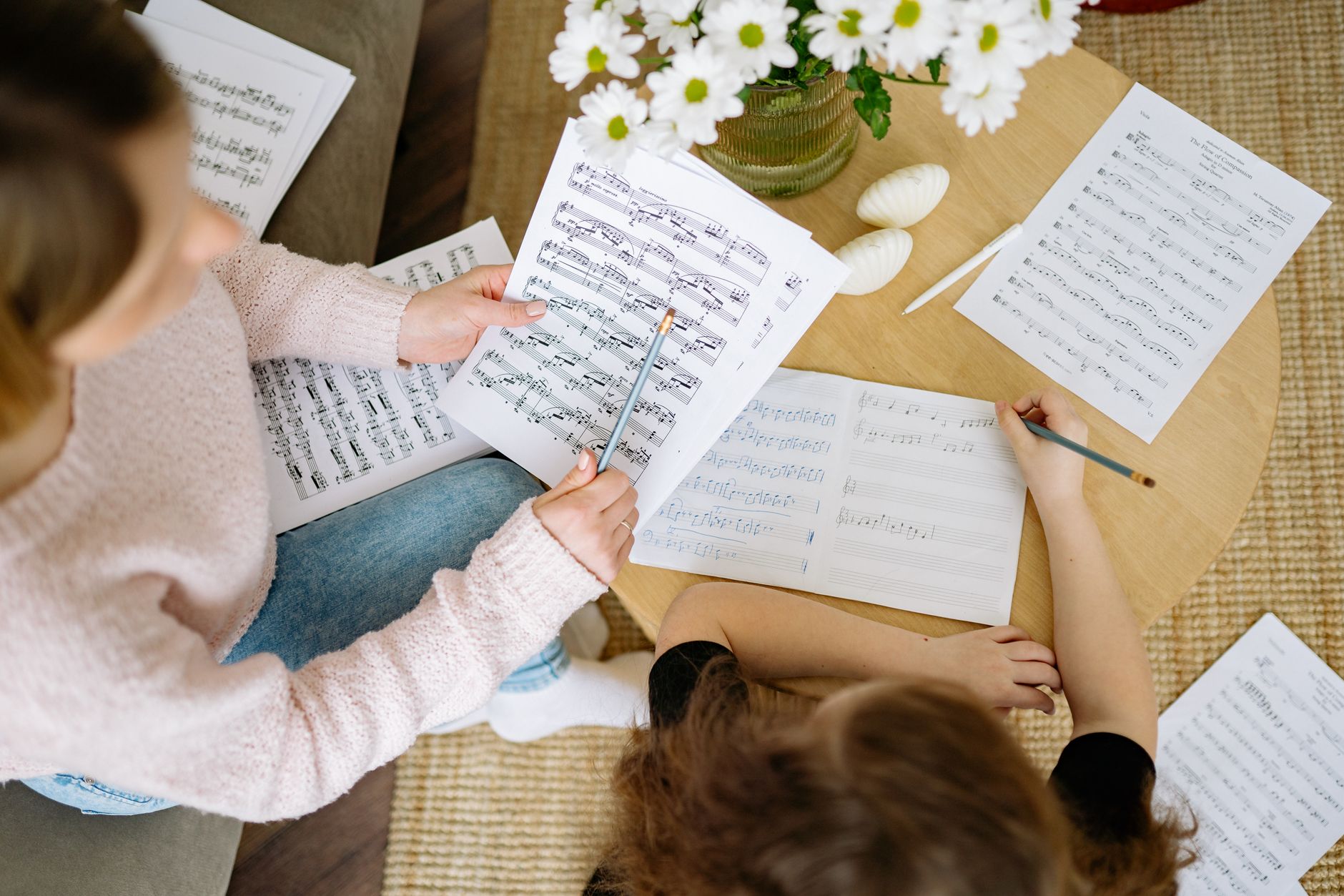 Des élèves du Conservatoire analysent des partitions de l'opéra Médée lors d'une séance de travail.