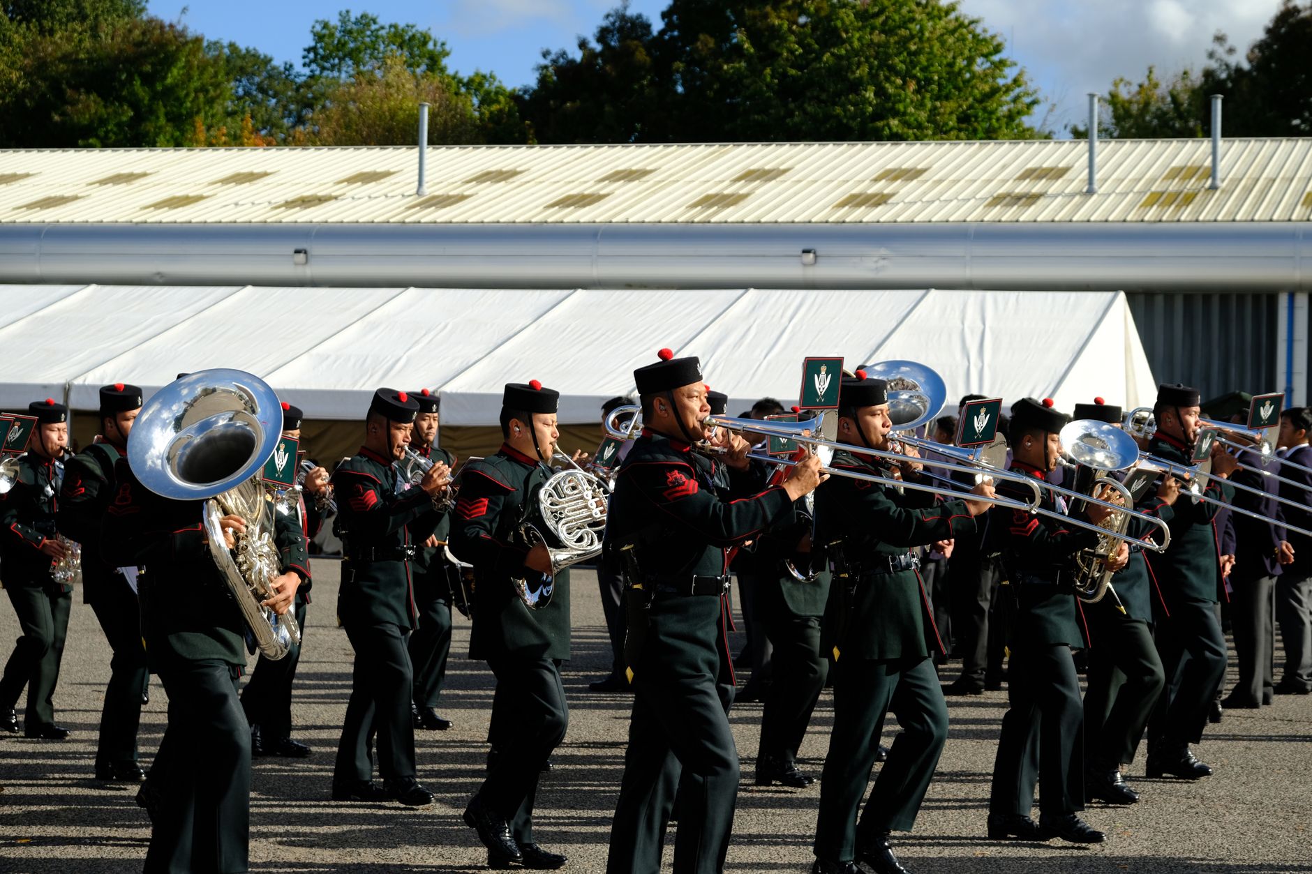 Une fanfare en pleine interprétation lors d’un événement officiel.